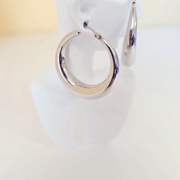 🚨Only 1 Pair Left -Elegant Silver Hoop Earrings - Picture 2 of 2